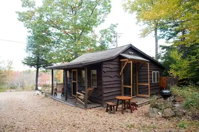 Image de Bower Cabin- Cabane dans les bois sur un étang à distance, escapade romantique, vie verte!