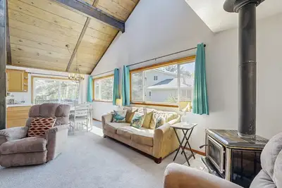 Image de Maison acceptant les chiens près de la plage avec terrasse meublée, barbecue à gaz et foyer extérieur
