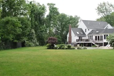 Image de Belle Hingham Family Estate, piscine chauffée et salle de jeux.