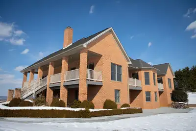 Image de Maison spacieuse moderne avec des vues spectaculaires