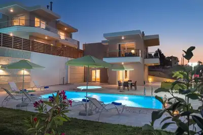 Image de Piscine chauffée à 500m de la plage ★ Jacuzzi 6 chambres ★ 17 personnes ★ Promenade au marché \/ restaurants