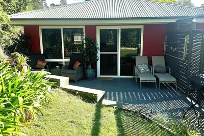 Image de 1br garden cottage on a large lot in heart of coastal Milton Nsw. Dog friendly.