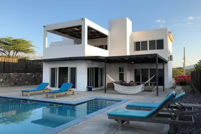 Image de Villa de luxe en bord de mer avec piscine privée et chef personnel inclus.