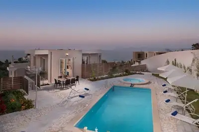 Image de Piscine chauffée + hydromassage ★ 500m de la plage ★ Vue sur la mer ★ Promenade au marché \/ restaurants \/ bar