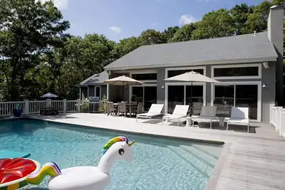 Image de Private Designer Home 6 chambres 4 salles de bain, piscine, tennis, près de la ville et des plages!