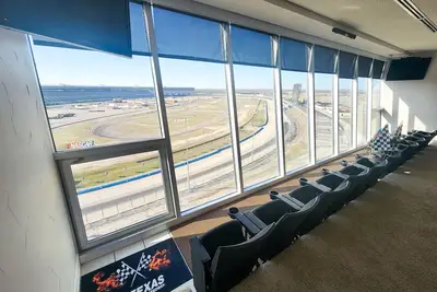 Image de Louer un condo de luxe Texas Motor Speedway au 7ème étage! Droit sur la piste de course!