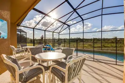 Conviviale et familiale. Piscine privée, salle de jeux, wifi gratuit.