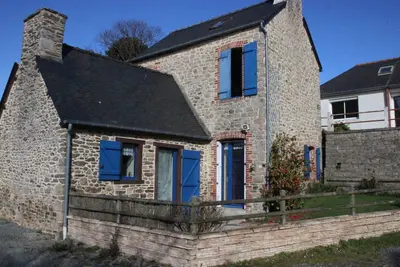 Image de Petite maison de charme en pierres entre terre et mer