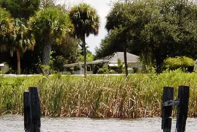 Image de \"Old Florida\" Riverside Pool Piscine Qui Oublie Le Temps