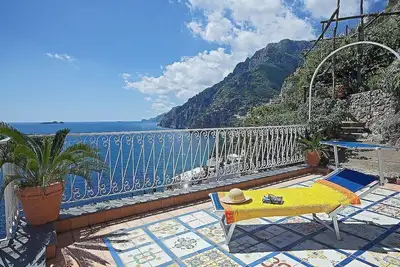 Image de Villa Greta: Un chalet pittoresque face au soleil et Ă la mer.