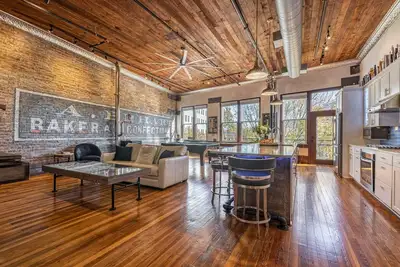 Image de Capone's Loft -Le lieu de luxe le plus unique au centre-ville de Hot Springs!