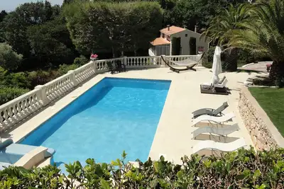 Image de Sanary maison sur 2 niveaux 100m2, terrasse 50m2 piscine, vue mer dans propriété