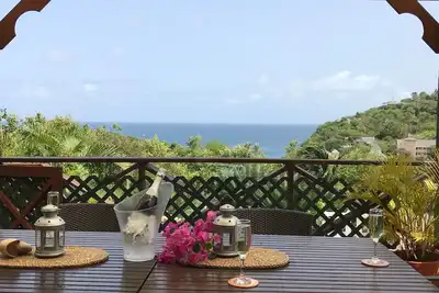 Villa entièrement équipée avec vue sur l'océan à seulement 4 min à pied de la plage!