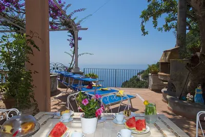 Image de Casa Gemma, belle maison de vacances Ă Positano, sur une colline face Ă la mer.