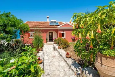 Image de Villa, vue à vol d'oiseau, accès à une petite plage isolée