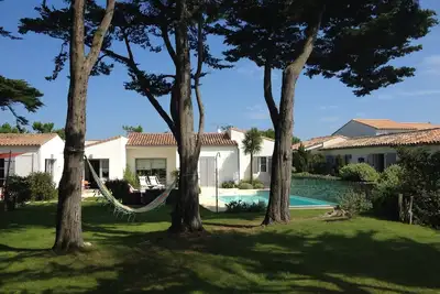 Image de Belle villa contemporaine, jardin paysagé, piscine chauffée, plage à 30 mètres