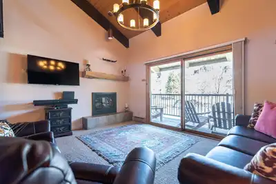 Image de Mise à jour de 9 couchages avec piscine, bains à remous, à pied de la base, cheminée