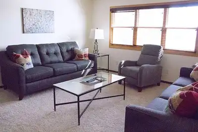 Image de Spacieuse propriété de 3 chambres / 2 salles de bain avec tous les équipements sur le boulevard