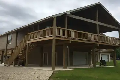 Image de Maison neuve sur la Guadalupe. Flotter de la maison! Maintenant à louer pour l'été