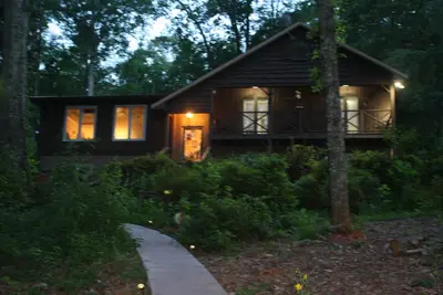 Image de Lake Keowee Lakefront 4 chambres 3 salles de bain maison avec quai, terrasse et foyer.