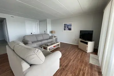 Image de Bayfront Condo donnant sur l'eau! En face de la plage! !