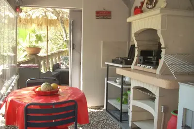 Image de Chambre indépendante climatisée, cuisine d'été accessible avec marches, piscine