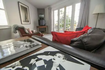 Image de Arundel Mews: 2 chambres, 3 couchages, parking gratuit, terrasse