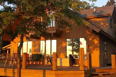 Image de Magnifique chalet en bord de mer avec une grande terrasse face à l'eau. 50 pieds de l'eau