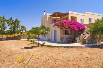 Image de Syros Grece, Maison De Campagne - Famille Dans Friently 6, 000 Sq. metres Jardi