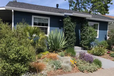 Image de Bungalow de milieu de siècle dans un pays viticole