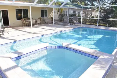 Image de Maison De Piscine Remodeled, 1 Mille De La Plage, 3 Lits 2 Bain, Piscine Chauffee Et Spa