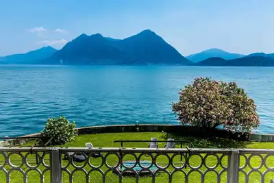 Exclusive appartement de 3 chambres dans une villa bien entretenue avec accès privé au lac