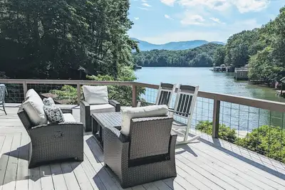 Image de Lakefront et beaucoup d'espace pour s'étendre! Lure Me - Carolina Properties