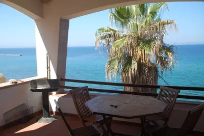 Image de Villa Bosa, appartement front de mer dans le quartier de Bosa, escalier privé menant à la plage Wi