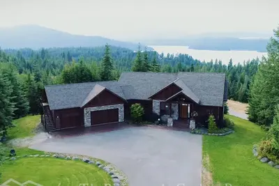 Image de Vues à couper le souffle sur le lac avec accès à l'eau de cette maison de 4 200 pieds carrés.