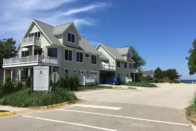 Image de Nouvelles maisons de plage de luxe 5 étoiles à Woodman Beach - Vues Sur Le Lac - Sommeil 32-Walk 2 Town