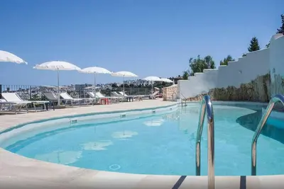 Image de Vue sur la mer depuis la terrasse - la maison devant la piscine! Plage a 10'