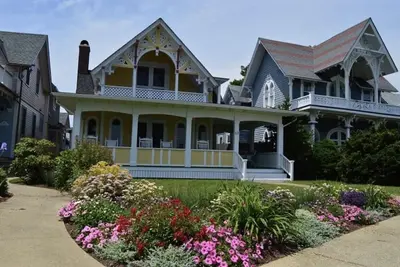 Image de Profitez de cette maison victorienne historique et récemment rénovée des années 1850 avec vue sur l'océan!