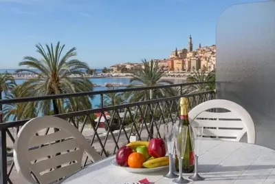 Image de Studio climatisé avec terrasse face mer à Menton