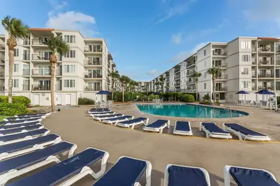 Image de Condo 3 chambres @ Beach Club