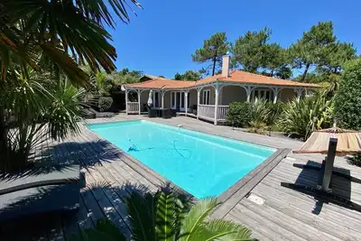 Image de Modern et confortable, jardin paysagé avec belle terrasse et piscine