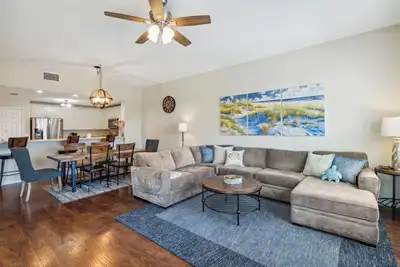 Image de Condo avec vue sur l'océan et piscine en face de la plage!