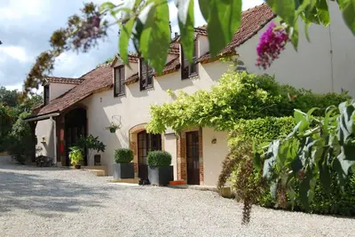 Image de Profitez de vos vacances dans un gîte de charme avec une grande piscine dans le sud-ouest de la France