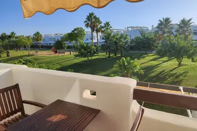 Image de Appartement dans Golf Resort avec terrasse, piscine et A / C