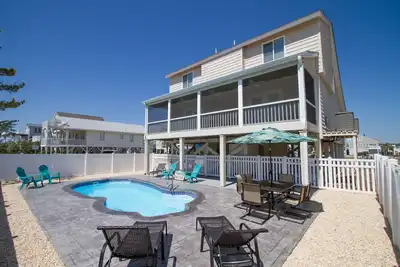 Image de Maison entièrement rénovée avec toute nouvelle piscine personnalisée, vue sur l'océan et emplacement privilégié