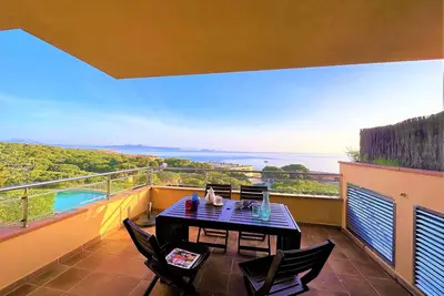Appartement première ligne, vue sur la mer. Piscine et jardin. A \/ C. Salle de bain avec jacuzzi