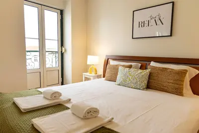 Image de Appartement confortable avec vue pour le mer, bien équipé, proche du centre de Lisbonne dans le quartier traditionnel d'Alfama.