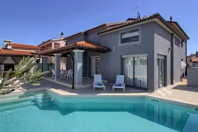 Image de Maison de vacances Pula pour 1 - 7 personnes avec 3 chambres à coucher - Maison de vacances