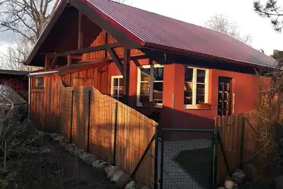Image de Maison de vacances ensoleillée avec une mezzanine confortable, idéalement située dans le jardin.