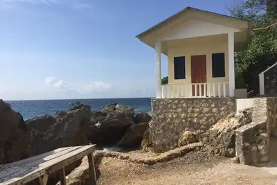 Petites maisons dans une plage privée